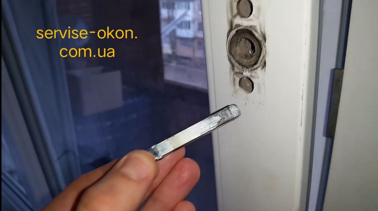 прокручивается ручка пластикового окна.