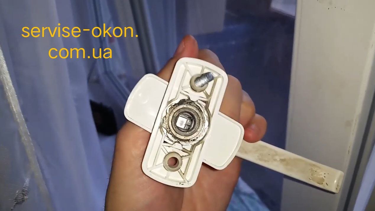 прокручивается ручка пластикового окна